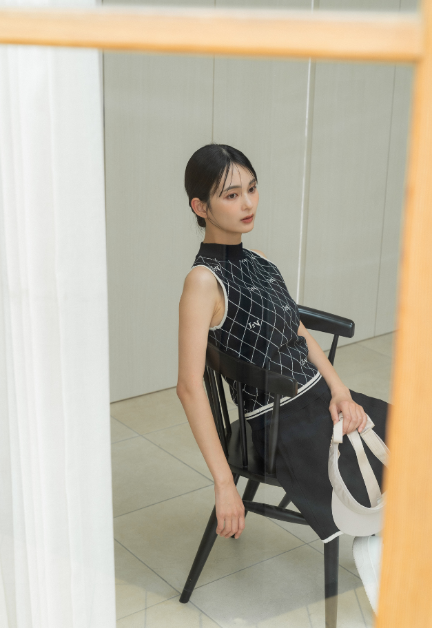 LE.NAN Logo Mock-neck Sleeveless Knit