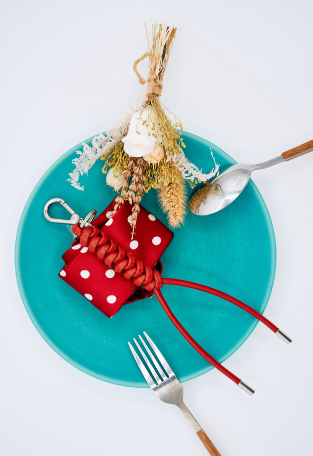 ITTI CRISTY SNAKE KNOT CHARM/STCOW