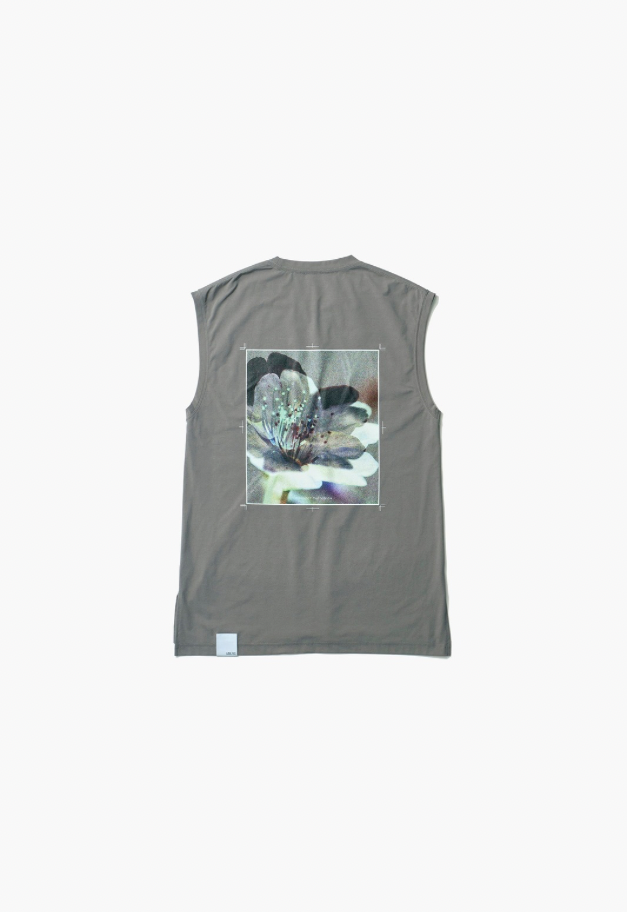 &MOSS 【クーポン割引】DRY TOUCH OVERSIZED BACKPRINT NO SLEEVE T-SHIRTS