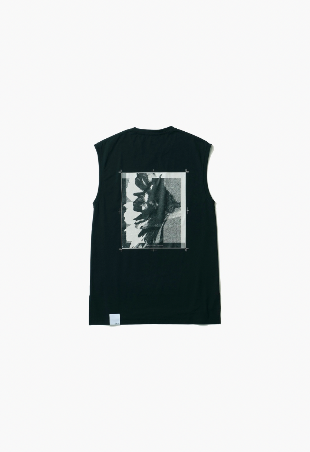 &MOSS 【クーポン割引】DRY TOUCH OVERSIZED BACKPRINT NO SLEEVE T-SHIRTS