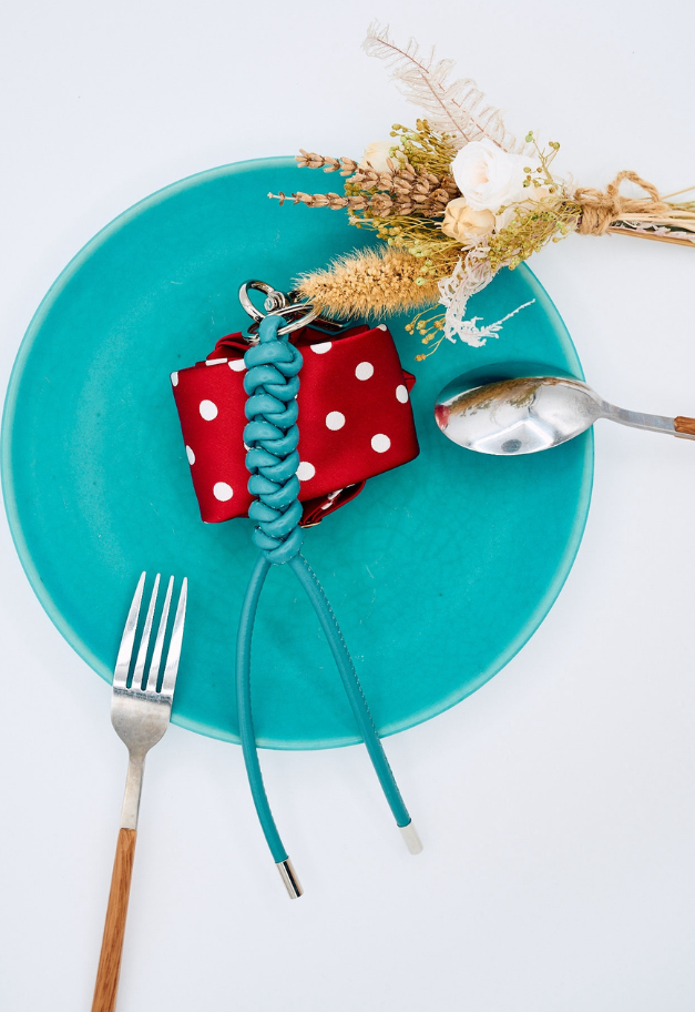 ITTI CRISTY SNAKE KNOT CHARM/STCOW