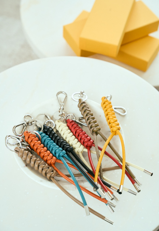 ITTI CRISTY SNAKE KNOT CHARM/STCOW