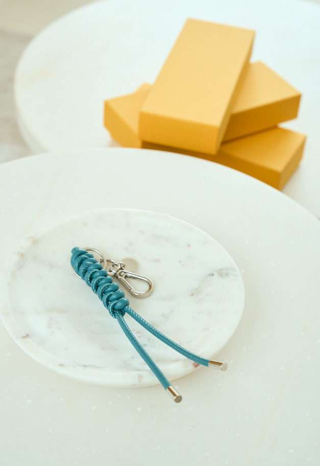 ITTI CRISTY SNAKE KNOT CHARM/STCOW