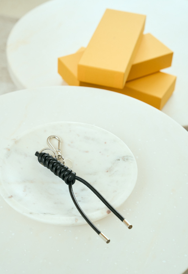 ITTI CRISTY SNAKE KNOT CHARM/STCOW