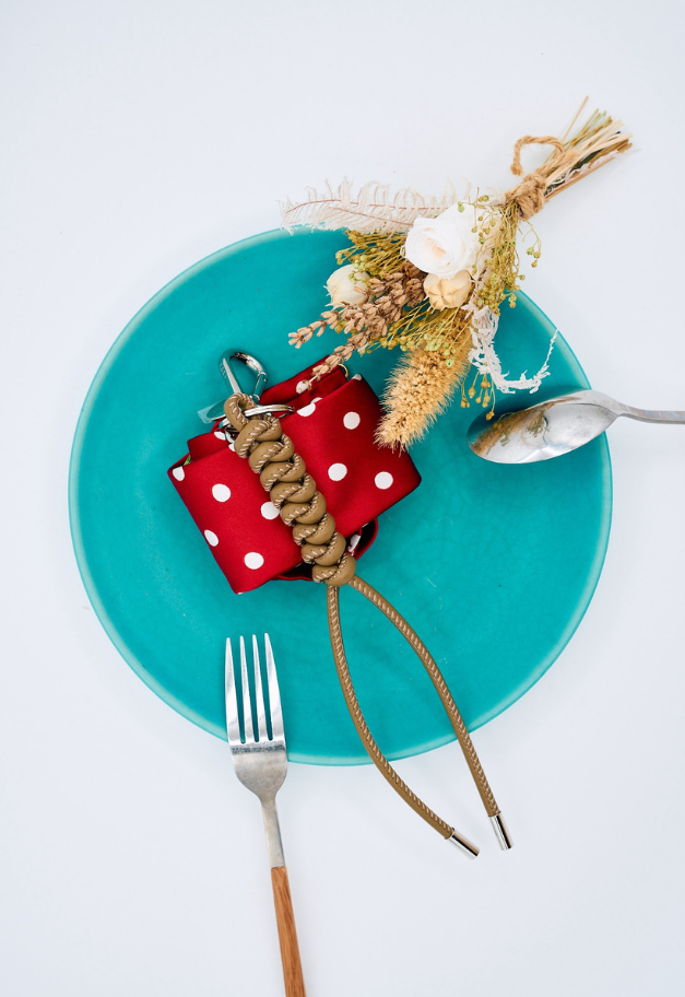 ITTI CRISTY SNAKE KNOT CHARM/STCOW