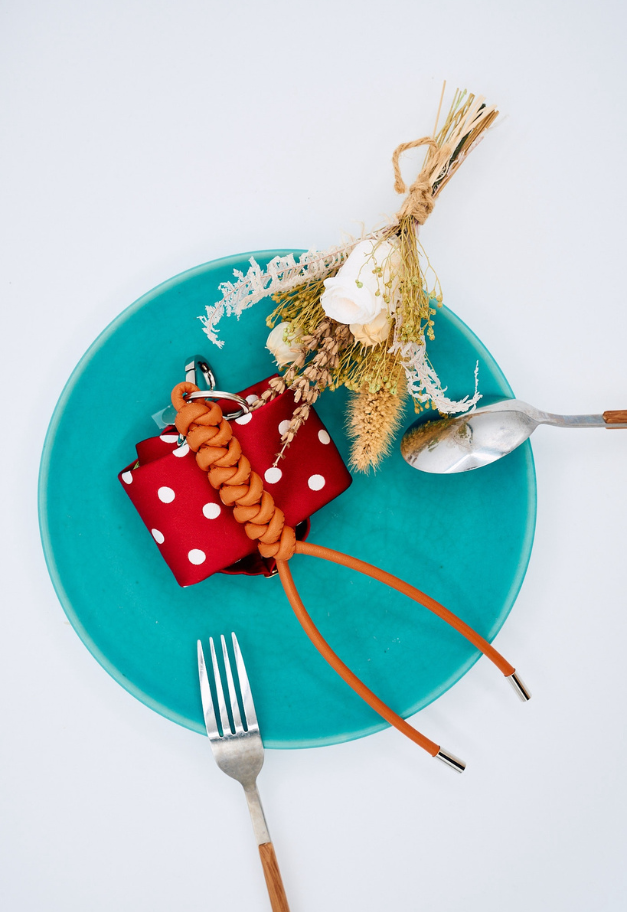 ITTI CRISTY SNAKE KNOT CHARM/STCOW