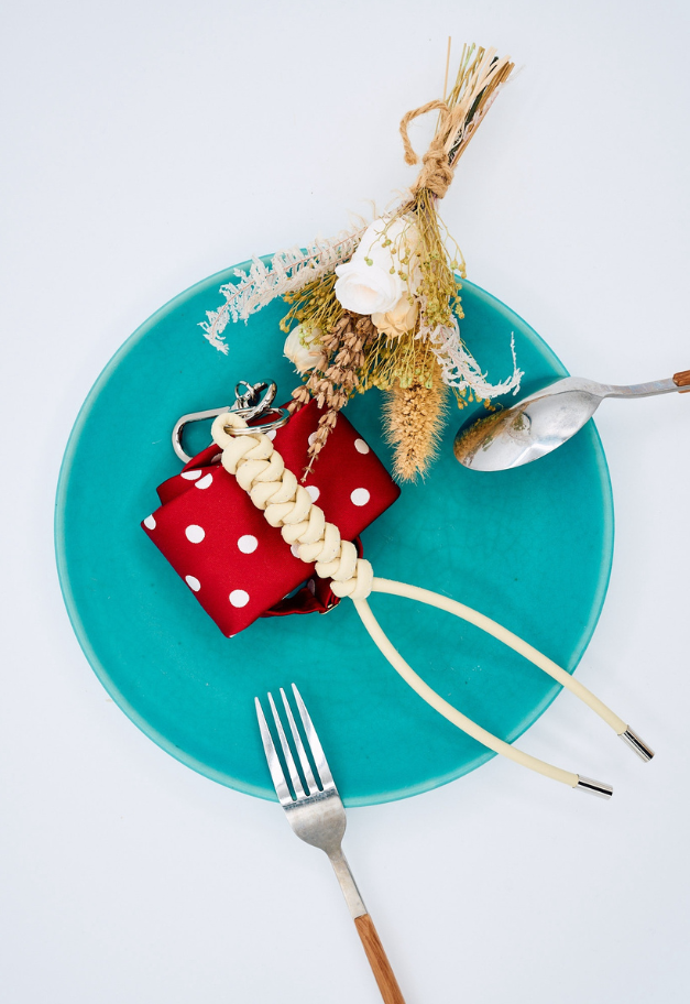 ITTI CRISTY SNAKE KNOT CHARM/STCOW