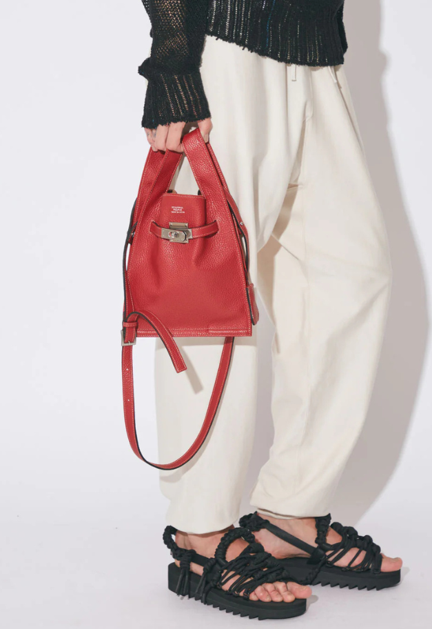 beautiful people market shoulder bag in shrink leather【新色予約商品】
