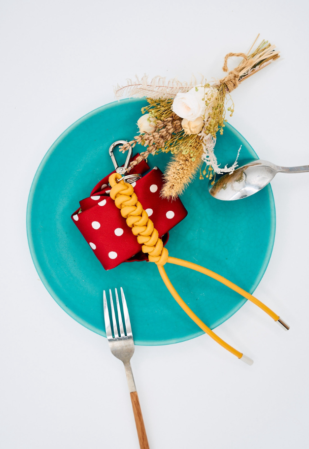 ITTI CRISTY SNAKE KNOT CHARM/STCOW