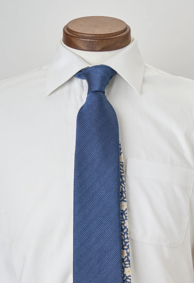 giraffe 小さな幸せを見つけて&チャーミングが、隠せない。｜リバーシブルフラワーソリッドタイ