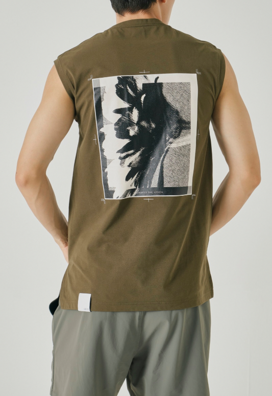 &MOSS 【クーポン割引】DRY TOUCH OVERSIZED BACKPRINT NO SLEEVE T-SHIRTS