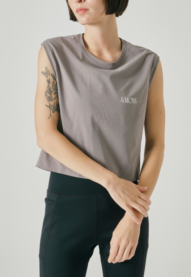 &MOSS 【クーポン割引】SMOOTH TOUCH BACKPRINT CROPPED T-SHIRTS（W）